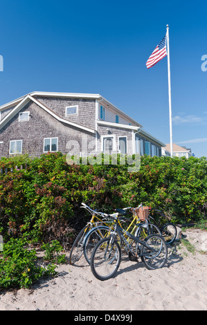 Les vélos garés près de l'océan, Moody Beach, Maine, USA. Banque D'Images