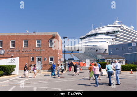 Les passagers d'un navire de croisière nourrissait à Portland, Maine, retour à bord après une escale. Banque D'Images