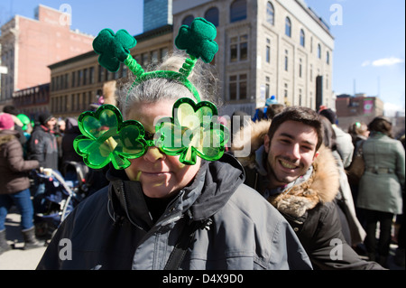 Femme portant des lunettes trèfle irlandais et d'antennes à la St-Patricks day parade à Montréal, province de Québec, Canada. Banque D'Images