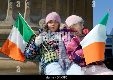 Deux jeunes filles avec des drapeaux irlandais participant à la parade de la St Patrick à Montréal, province de Québec, Canada. Banque D'Images