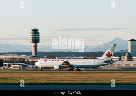 Boeing 767-300ER d'Air Canada au départ de l'avion de l'Aéroport International de Vancouver Banque D'Images