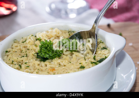 Soupe à l'alphabet fait maison sur une table vintage Banque D'Images