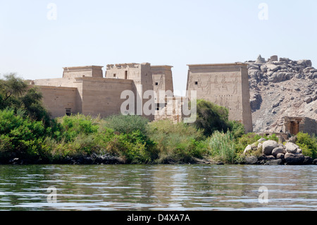 L'Égypte. Vue depuis le Nil du Temple d'Isis sur l'île de Philae (Agilkia) dans le lac Nasser près d'Assouan. Banque D'Images