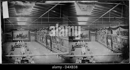 Cette image de Mathew Brady montre une vue à l'intérieur du Metropolitan Fair Building à New York pendant la guerre de Sécession, montrant les efforts de guerre pour collecter des fonds pour l'effort de guerre de l'Union. Banque D'Images