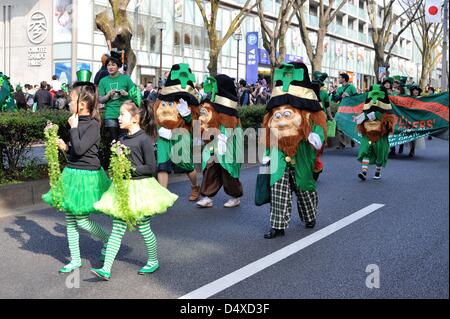 Le 17 mars 2013, Tokyo, Japon - les gens habillés en vert sur le PatrickÕs mars Day Parade, qui a lieu le plus grand défilé de la Saint-Patrick en Asie. Dans Omotesando, Tokyo, le 17 mars 2013. (Photo par Masahiro Tsurugi/AFLO) Banque D'Images