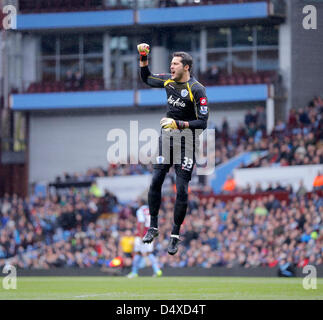 18 mars 2013 - Birmingham, Royaume-Uni - 16 mars 2013 - Birmingham, Royaume-Uni - QPR gardien Julio Cesar célèbre son but d'ouverture côtés - Aston Villa vs Queens Park Rangers - Barclays Premiership - Villa Park Birmingham - Saison 12/13 - 16/3/2013.Photographie : Malcolm Couzens/Sportimage Banque D'Images