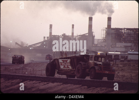 Des camions transportent le charbon de la mine Navajo à la centrale de four Corners dans le cadre du processus de production d'énergie. Cette image du projet DOCUMERICA illustre le transport du charbon vers la centrale. Banque D'Images