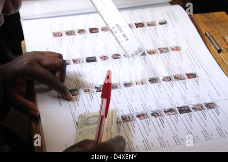 L'école primaire, Morrison Makadara, Nairobi - Kenya - 4 mars 2013 : KIA fonctionnaires vérifier par carte d'identité et de comparer des noms de registre manuel. © David Mbiyu/Alamy Live News Banque D'Images