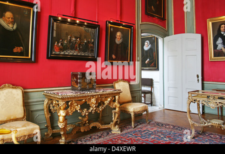 Les Pays-Bas Hollande Amsterdam Canal District Museum van Loon Keizersgracht 672-674 Table Mobilier intérieur rouge Peintures Banque D'Images