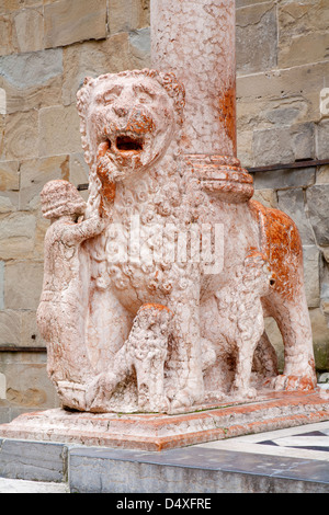 Bergame, ITALIE - Le 29 janvier : Lion et la colonne du portail de la Basilique Santa Maria Maggiore Banque D'Images