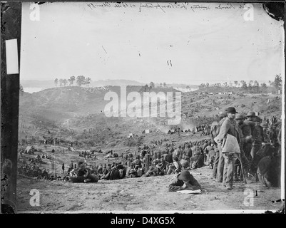 Une photographie de Mathew Brady montrant des prisonniers de guerre confédérés en attente de transport à belle Plain, en Virginie, pendant la guerre de Sécession. La photo capture les conditions désastreuses auxquelles les prisonniers de guerre ont été confrontés pendant le conflit. Banque D'Images