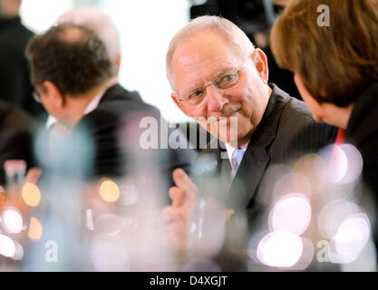 Le ministre allemand des Finances, Wolfgang Schaeuble s'entretient avec le ministre de la Justice, Sabine Leutheusser-Schnarrenberger pour une réunion de l'cabinet allemand à la chancellerie à Berlin, Allemagne, le 20 mars 2013. Photo : KAY NIETFELD Banque D'Images