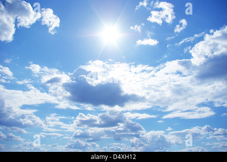 Soleil dans un ciel nuageux bleu Banque D'Images