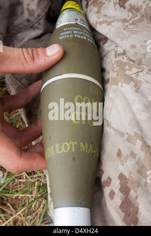 Un des Marines est titulaire d'un obus de mortier de 60 mm à partir de la M-224 Systèmes de mortier le 16 septembre 2012 à Fort Pickett (VA). Le Pentagone interdit l 60mm de mortier le 19 mars 2013 après l'explosion a tué et 7 Marines durant la formation. Banque D'Images