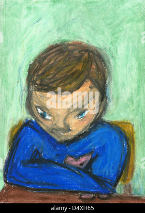 Shy boy sitting in classroom, regardant vers le bas. Banque D'Images