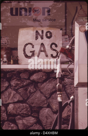 Cette photographie de juin 1973 montre un panneau de station-service dans la région de Portland, reflétant la pénurie d'essence qui a touché les États-Unis dans les années 1970 Banque D'Images