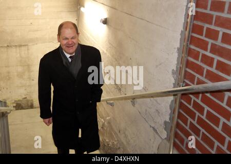 Le premier maire de Hambourg Olaf Scholz arrive pour une conférence de presse sur l'Exposition Internationale d'Architecture IBA à Hambourg, Allemagne, le 20 mars 2013. L'exposition sur le génie urbain et l'architecture se déroulera du 23 mars à novembre 2013. Photo : BODO MARKS Banque D'Images