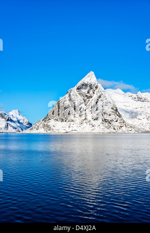 Vue sur l'Olstind sur les îles Lofoten sur un magnifique matin d'hiver ensoleillé Banque D'Images