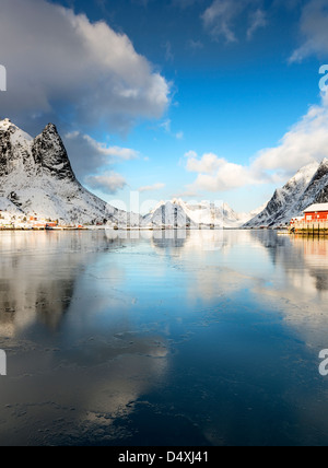 Vue en direction nord jusqu'Reine port en direction de Sakrisoy sur les îles Lofoten Banque D'Images