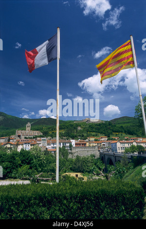 Et la Catalogne française drapeaux, Prats de Mollo la Preste, Pyrénées Orientales, Languedoc-Roussillon, France Banque D'Images