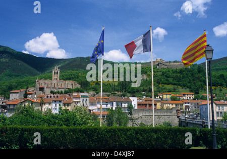 Et la Catalogne française drapeaux, Prats de Mollo la Preste, Pyrénées Orientales, Languedoc-Roussillon, France Banque D'Images