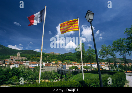 Et la Catalogne française drapeaux, Prats de Mollo la Preste, Pyrénées Orientales, Languedoc-Roussillon, France Banque D'Images