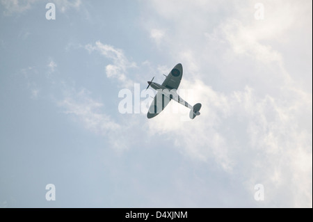 MK356 Supermarine Spitfire Mk LF IXe de la Battle of Britain Memorial Flight (BBMF) à l'envers dans la boucle Banque D'Images