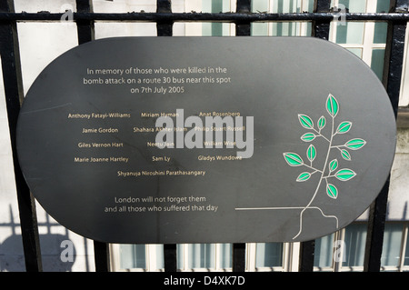 Une plaque sur les garde-corps à Tavistock Square en mémoire de ceux tués dans le 7 juillet 2005 à l'attentat terroriste contre un bus de Londres. Banque D'Images