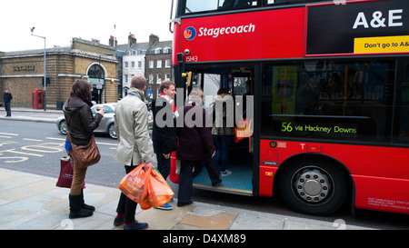 Personnes les passagers embarquant à bord d'un double decker rouge 56 Bus Stagecoach vers Hackney & A&E sur Upper Street À Islington, Londres, Royaume-Uni KATHY DEWITT Banque D'Images