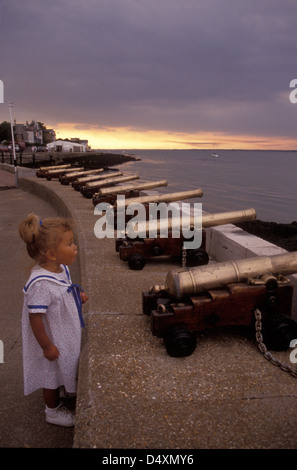 Coucher du soleil - petite fille à Cowes front dans la crainte des canons, la semaine de Cowes, en Angleterre Banque D'Images