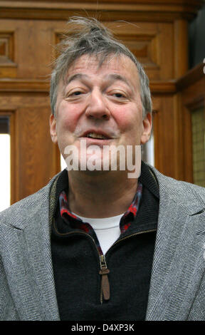 14 mars, 2013 - Saint-Pétersbourg, Russie - Mars 14,2013.St.Petersburg, Russie. Sur la photo : acteur et auteur Stephen Fry de Saint-pétersbourg...l'acteur britannique bien connu, écrivain et humoriste Stephen Fry est arrivé à Saint-Pétersbourg pour tournage d'un long-métrage sur les problèmes de la communauté LGBT en Russie. (Crédit Image : © PhotoXpress/ZUMAPRESS.com) Banque D'Images