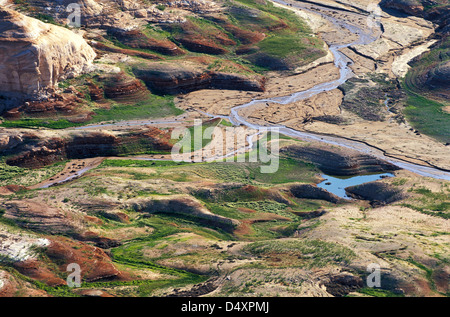 Vue aérienne de la confluence du ruisseau de visée avec le lac Powell vu de Alstrom Point, normalement submergées Banque D'Images