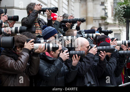 Le budget de 2013. Downing Street, London, UK.20.03.2013 photographes s'engagent comme George Osborne quitte n°11 Downing Street avant qu'il livre son quatrième budget dans un contexte de croissance lente et d'emprunt plus élevés. Banque D'Images