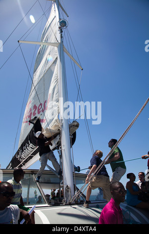 Collecte de l'homme sur les voiles de croisière sur catamaran à Cape Town - Afrique du Sud Banque D'Images