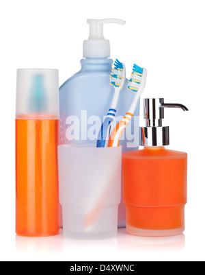 Bouteilles de cosmétiques, les brosses à dents et du savon liquide. Isolé sur fond blanc Banque D'Images