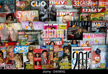 Magazines espagnol en vente en kiosque à Tenerife, Îles Canaries Banque D'Images