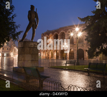 - Verona Arena et de la Piazza Bra dans dusk Banque D'Images