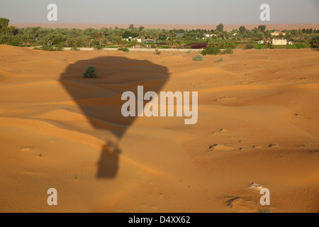 Ombre de montgolfière sur désert d'Arabie, Dubaï, Émirats Arabes Unis Banque D'Images