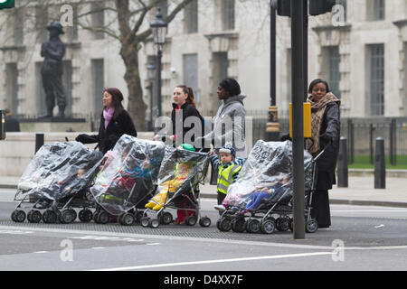 Londres, Royaume-Uni. Le 20 mars 2013. Les mères et les enfants attendent à Whitehall le jour du budget comme chancelier George Osborne livrer son 4e budget dans un contexte de restrictions budgétaires, un ralentissement de la croissance et de la hausse des prévisions de crédit d'emprunt : amer ghazzal / Alamy Live News Banque D'Images