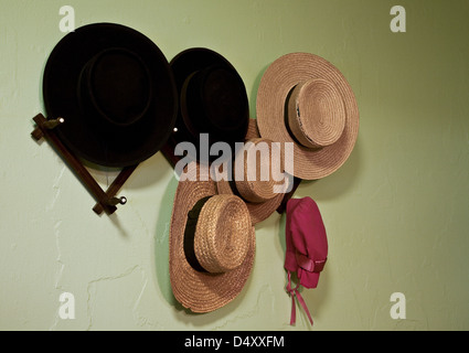 Amish Gros plan sur un chapeau hat rack dans une maison à Lancaster, Pennsylvanie, USA Banque D'Images