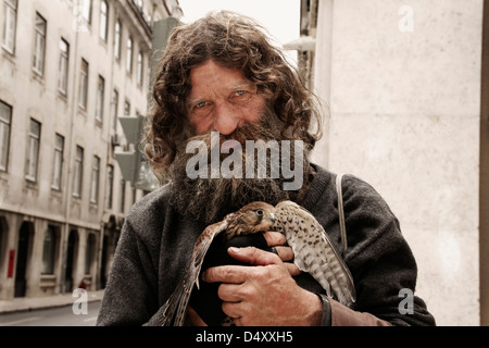 Portrait de sans-abri avec son animal falcon Banque D'Images
