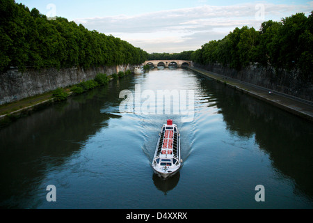 Excursion en bateau sur le Tibre Banque D'Images