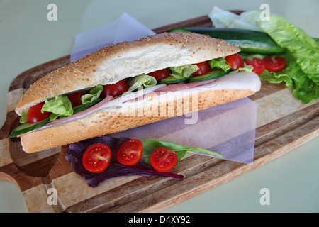 Sandwich avec de la charcuterie de la Turquie et de la viande bovine Banque D'Images