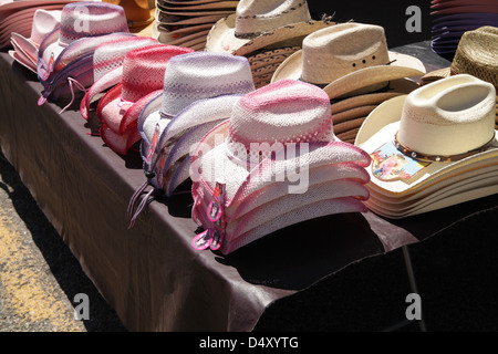 Enfants chapeaux de cow-boy à vendre Banque D'Images