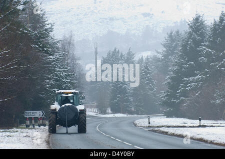 Elan Valley, Pays de Galles, Royaume-Uni. Le 20 mars 2013. Un tracteur se déplace le long de la route A470 entre Newbridge-on-Wye et Rhayader Powys,.les orages, la grêle et la neige a frappé une partie du pays de Galles hier soir. Crédit photo : Graham M. Lawrence/Alamy Live News. Banque D'Images