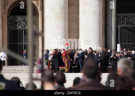 ROME, ITALIE - 19 mars : honneur invités invités à la cérémonie d'inauguration, le Pape François dans dans le côté gauche du groupe Cristina Fernández de Kirchner et Joe Biden, sur le côté droit du président de la Roumanie Traian Basescu Crédit : Corina Daniela Obertas / Alamy Live News Banque D'Images