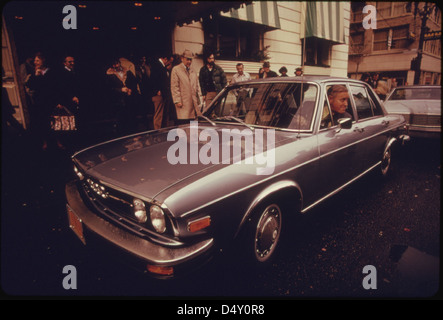 Gouverneur de l'Oregon Tom Mccall prend livraison d'une voiture plus petite avec une meilleure essence comme son auto officiel...01/1974 Banque D'Images