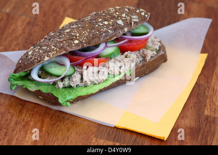 Sandwich à la salade de thon à la tomate et concombre Banque D'Images