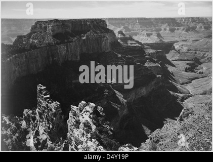 Cette photographie d'Ansel Adams capture un angle différent de formations rocheuses dans le parc national du Grand Canyon, mettant en valeur la beauté naturelle du parc en noir et blanc. Banque D'Images