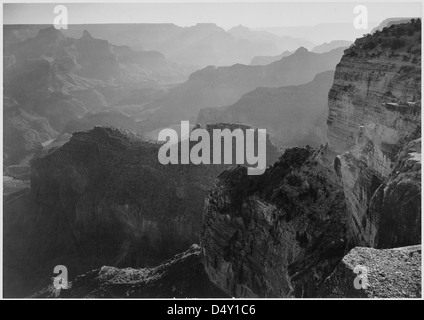 Une photographie prise par Ansel Adams montrant une vue aérienne à couper le souffle du Grand Canyon, une partie de son œuvre emblématique documentant les parcs nationaux américains. Banque D'Images